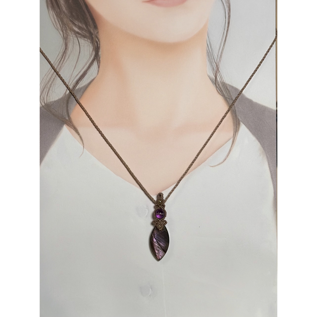 『紫光』ラブラドライトとアメジストのマクラメペンダントネックレス ハンドメイドのアクセサリー(ネックレス)の商品写真