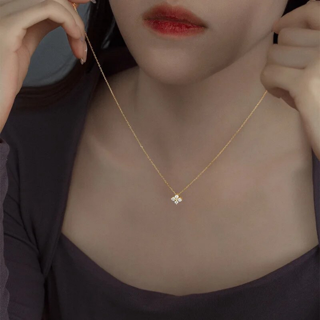 シルバー925 シンプルお花ストーンネックレス　ゴールド　モアサナイト合成ダイヤ レディースのアクセサリー(ネックレス)の商品写真