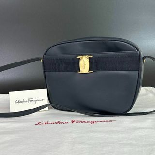 まち8Ferragamo ショルダーバッグ　クロスボディ　ポシェット　ヴァラリボン　紺