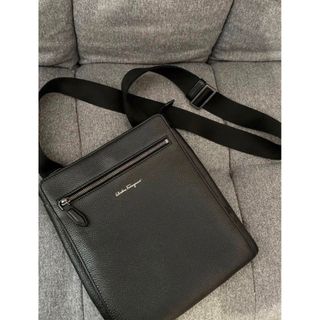 サルヴァトーレフェラガモ(Salvatore Ferragamo)の【値下げ可能】フェラガモ メン レザー ショルダーバッグ　ブラック　メンズ(ショルダーバッグ)