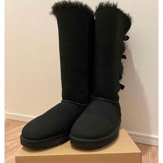 アグ(UGG)のUGG リボンブーツ／ブラック美品（箱無し）(ブーツ)