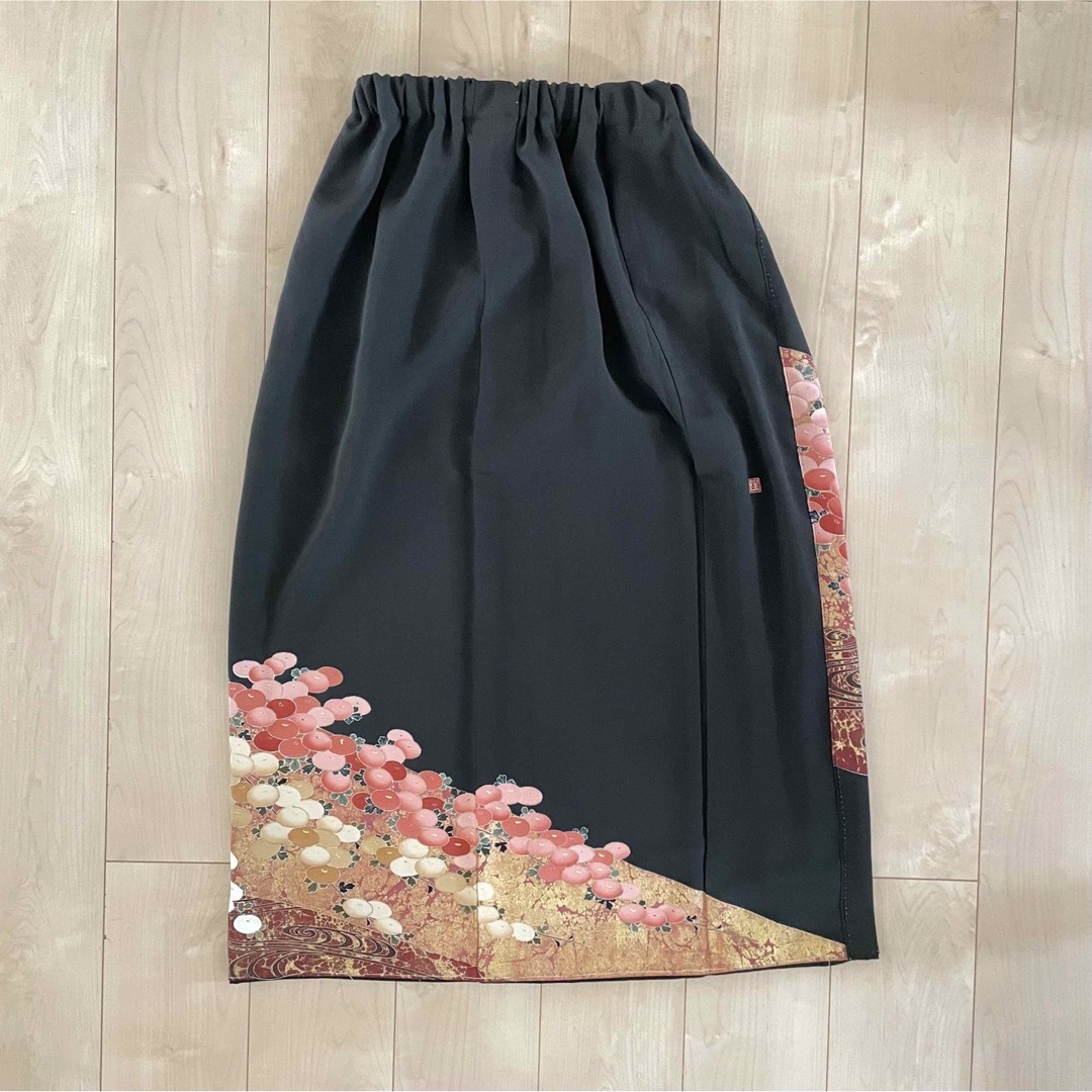 黒留袖リメイク 光琳菊　ロングスカート　正絹　フリーサイズ  大きなサイズ レディースのスカート(ロングスカート)の商品写真