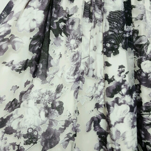 MERCURYDUO(マーキュリーデュオ)のオーガンジーフラワースカート　マーキュリーデュオ レディースのスカート(ひざ丈スカート)の商品写真