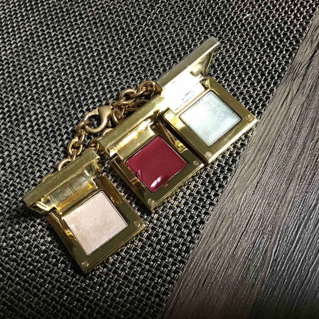 Yves Saint Laurent Beaute(イヴサンローランボーテ)のコスメ付きブレスレット レディースのアクセサリー(ブレスレット/バングル)の商品写真