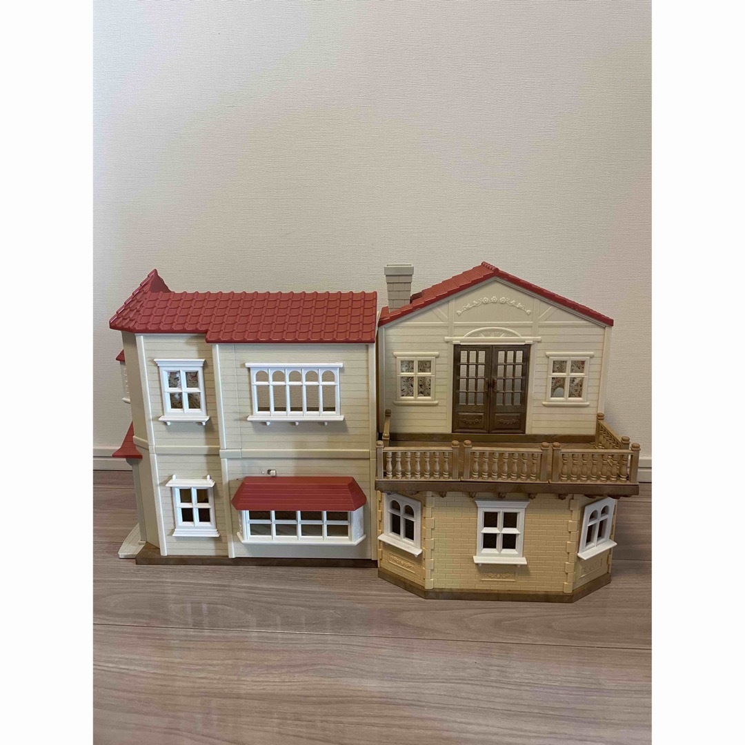 シルバニアファミリー(シルバニアファミリー)のシルバニアファミリー　赤い屋根の大きなお家 エンタメ/ホビーのおもちゃ/ぬいぐるみ(キャラクターグッズ)の商品写真