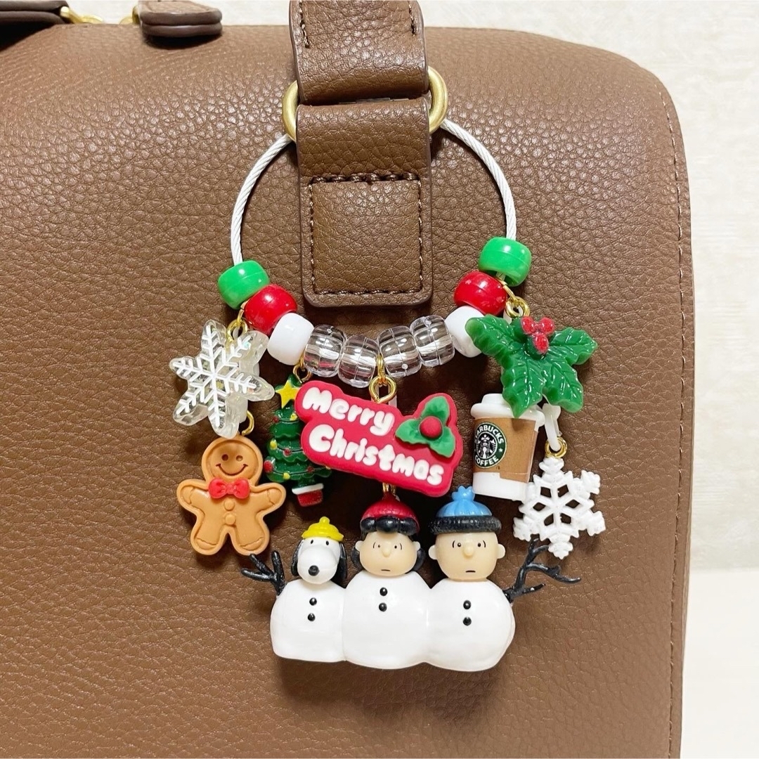 SNOOPY(スヌーピー)の雪遊びの後は⛄️❄️✨ みんなでxmas party🎉🎄🎅 キーホルダー✨  ハンドメイドのアクセサリー(キーホルダー/ストラップ)の商品写真