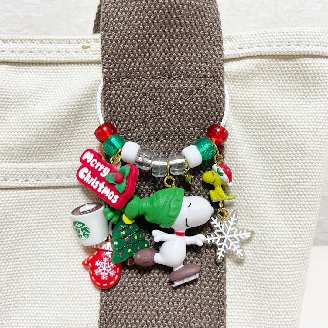 SNOOPY(スヌーピー)のスケートリンク⛸️🎄✨でMerry X'masを踊ろう🐶🎅❣️ キーホルダー✨ ハンドメイドのアクセサリー(キーホルダー/ストラップ)の商品写真