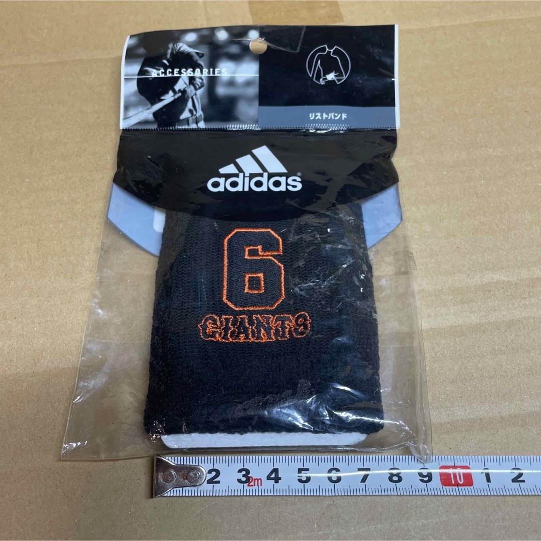 adidas(アディダス)のadidas 巨人軍　ジャイアン　no.6 リストバンド エンタメ/ホビーのタレントグッズ(スポーツ選手)の商品写真