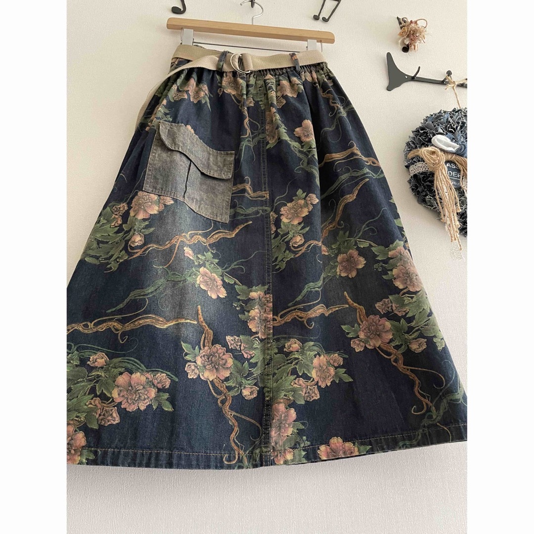 ⭐️toco toco⭐️花柄デニム　ロングスカート　くすみデニム レディースのスカート(ロングスカート)の商品写真