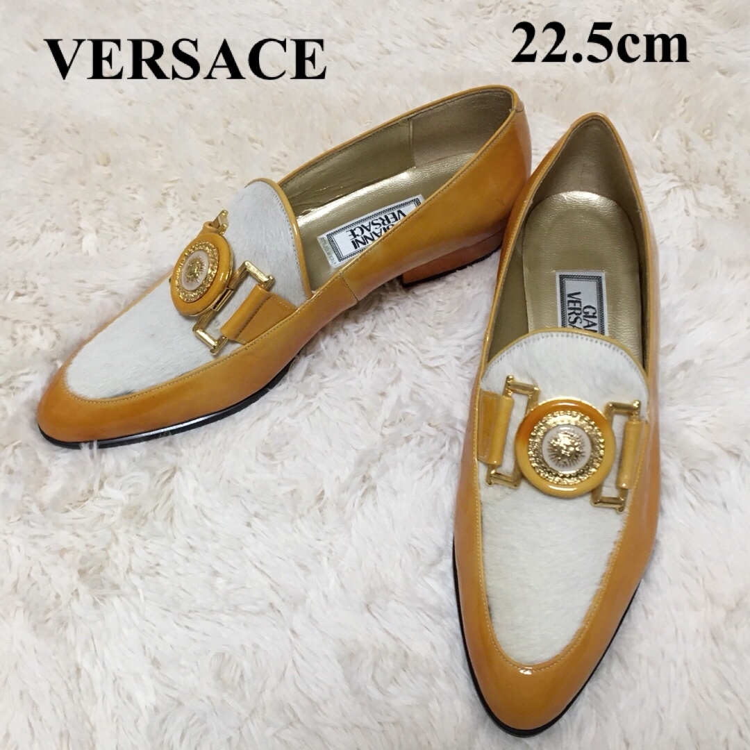 VERSACE(ヴェルサーチ)のベルサーチ　パンプス　パテント　メデューサ　22.5cm レディースの靴/シューズ(ローファー/革靴)の商品写真