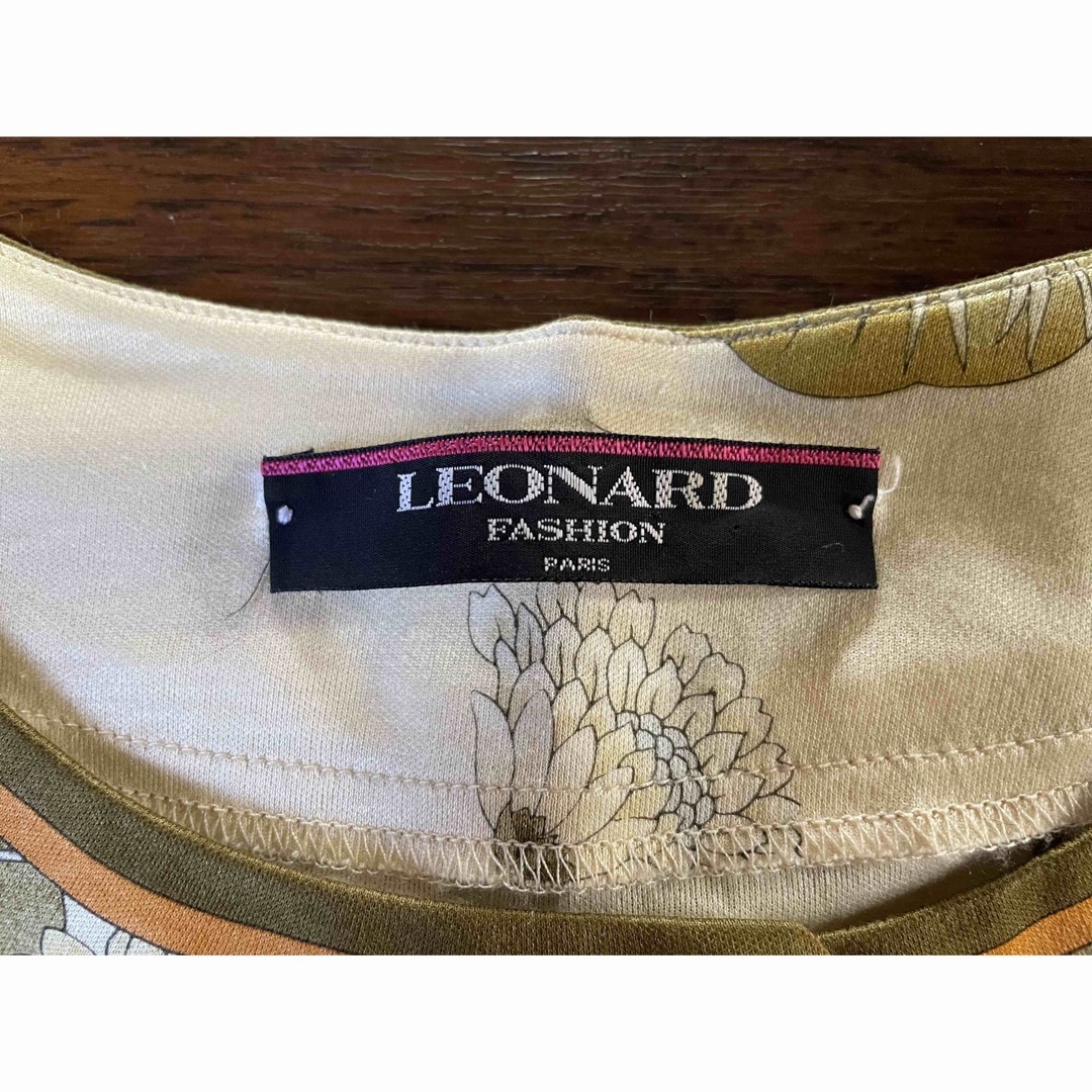 LEONARD(レオナール)のLEONARD レディース･半袖シャツ（LL）ベージュ花柄 レディースのトップス(シャツ/ブラウス(半袖/袖なし))の商品写真