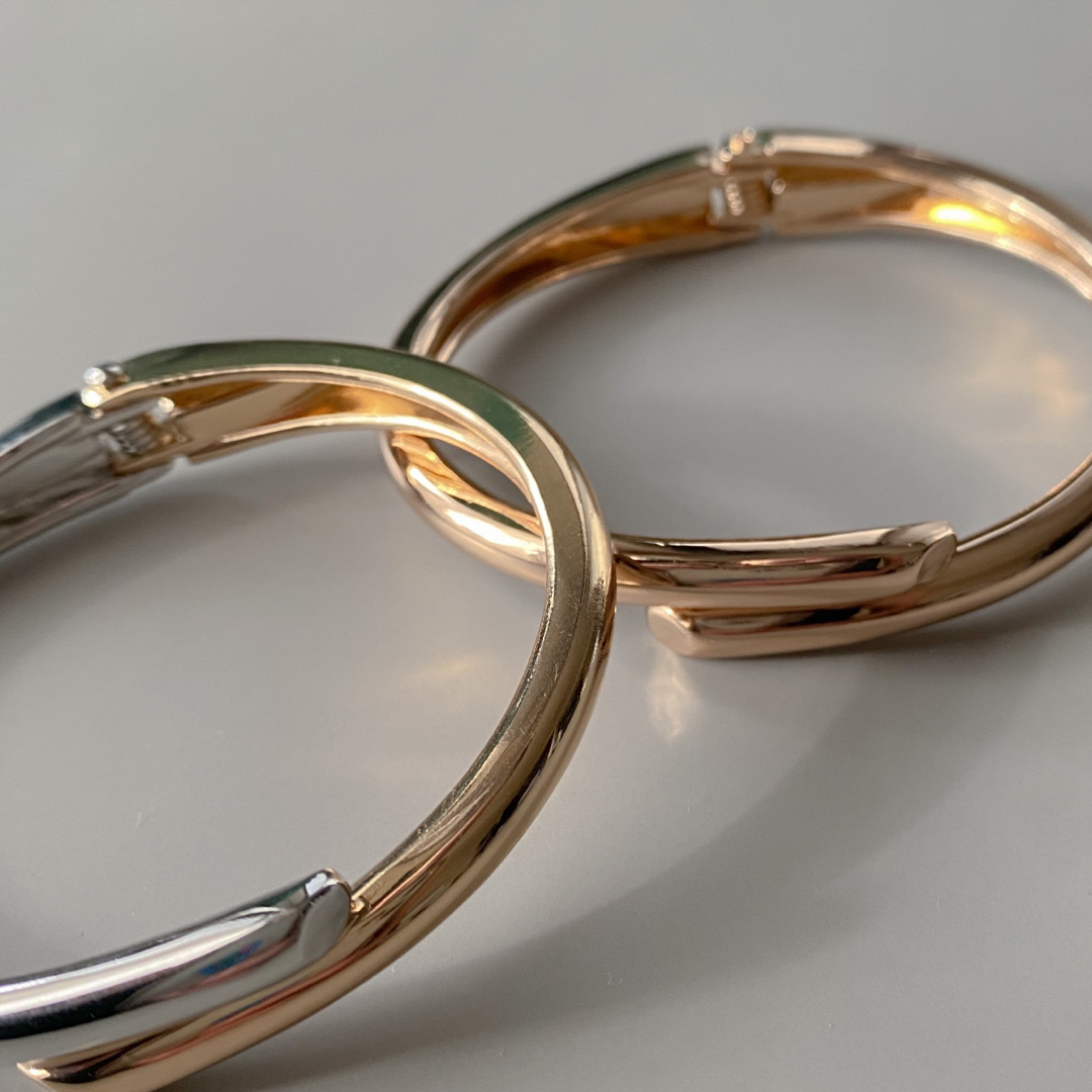 COS(コス)のWrap line gold bangle No.709 レディースのアクセサリー(ブレスレット/バングル)の商品写真