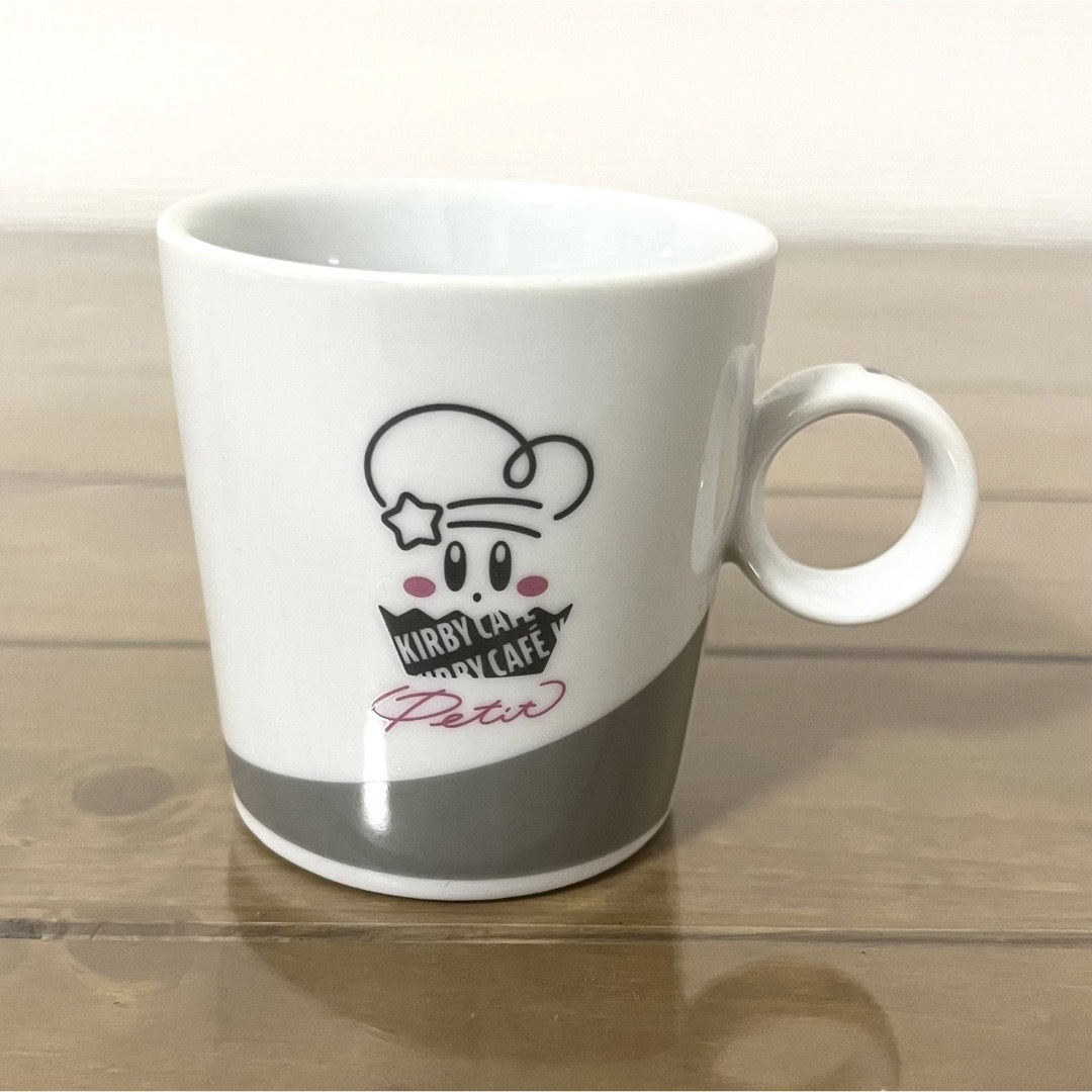 任天堂(ニンテンドウ)のKirbyCafe PETITカービィカフェプチ オリジナルカップ グレー 美品 キッズ/ベビー/マタニティの授乳/お食事用品(マグカップ)の商品写真