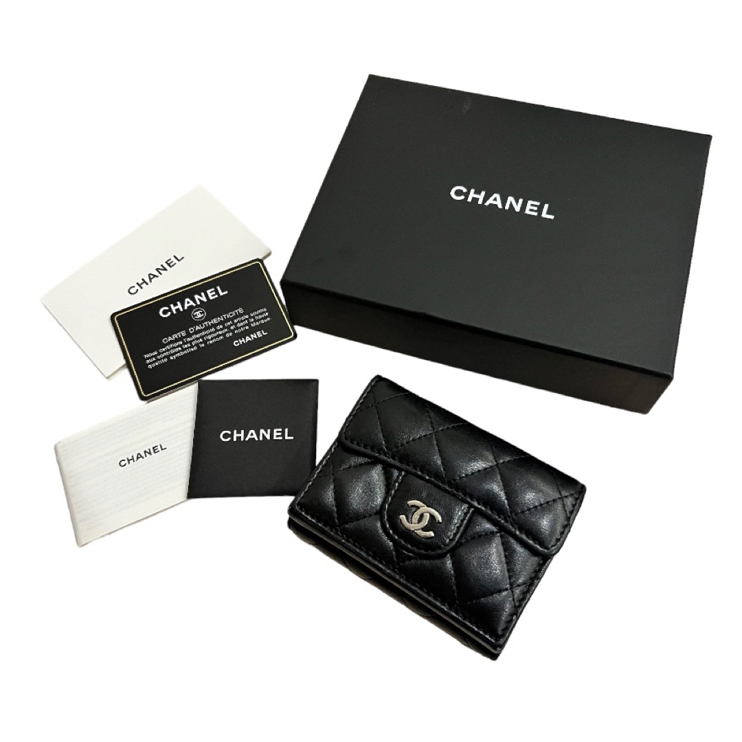 CHANEL(シャネル)のシャネル　三つ折り　コンパクト　ウォレット　財布　ラム　ブラック　ココマーク レディースのファッション小物(財布)の商品写真