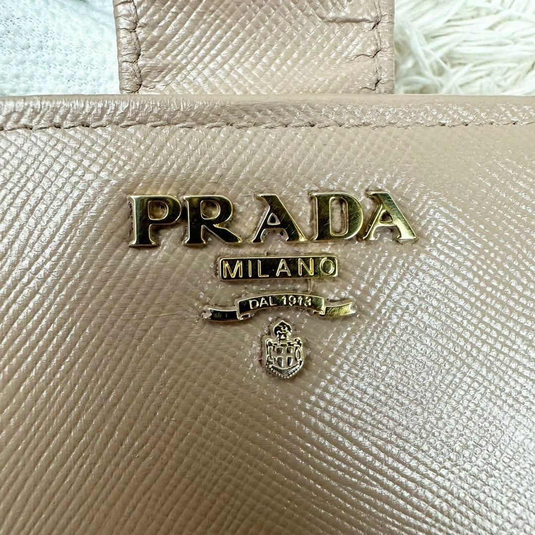 【人気】プラダ 二つ折り財布 ベージュ サフィアーノ ゴールドロゴ レディース