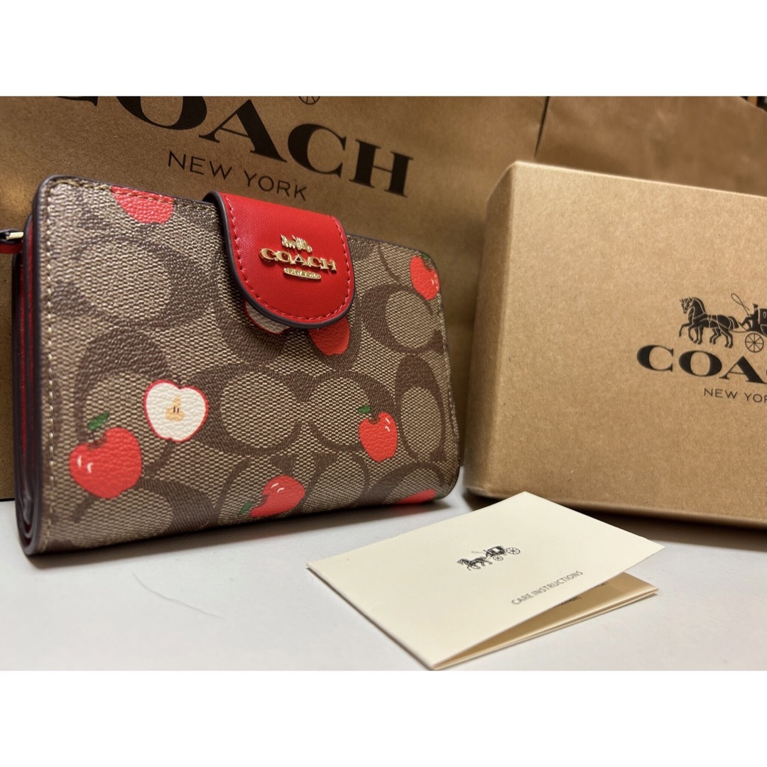 【新品】COACH コーチ 二つ折り財布 りんご シグネチャー