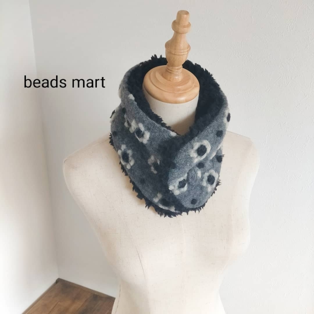 beads mart ハンドメイド マフラー 花ドット 水玉 GYwh×BK レディースのファッション小物(マフラー/ショール)の商品写真