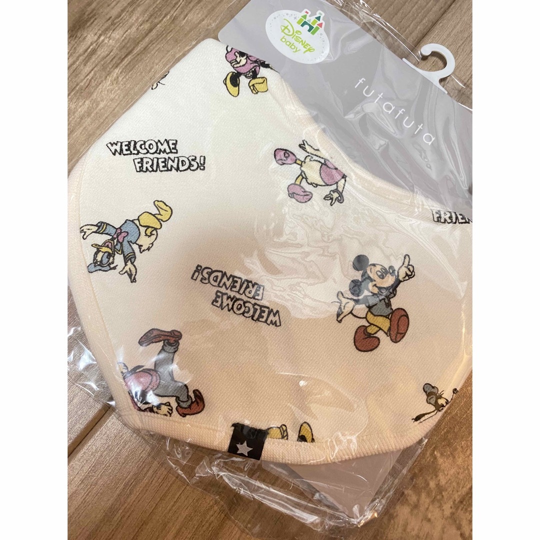 Disney(ディズニー)の新品　ウェルカムフレンズ　ミッキー　スタイ　ビブ　よだれかけ キッズ/ベビー/マタニティのこども用ファッション小物(ベビースタイ/よだれかけ)の商品写真