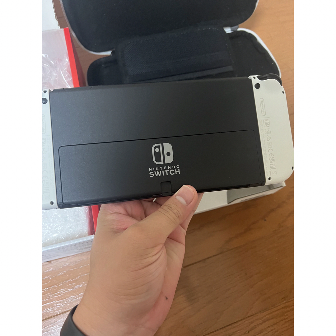 Nintendo Switch(ニンテンドースイッチ)のNintendo Switch ホワイト 有機EL 本体 エンタメ/ホビーのゲームソフト/ゲーム機本体(家庭用ゲーム機本体)の商品写真