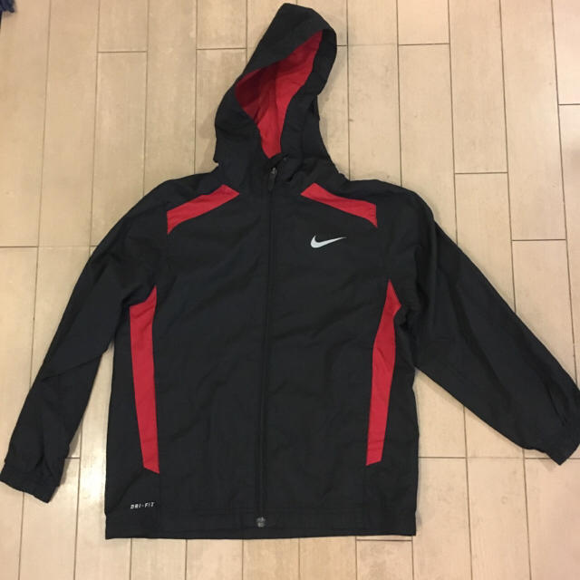 NIKE(ナイキ)の美品！120-130サイズ XS ナイキジャンパー ブラック×レッド キッズ/ベビー/マタニティのキッズ服男の子用(90cm~)(ジャケット/上着)の商品写真