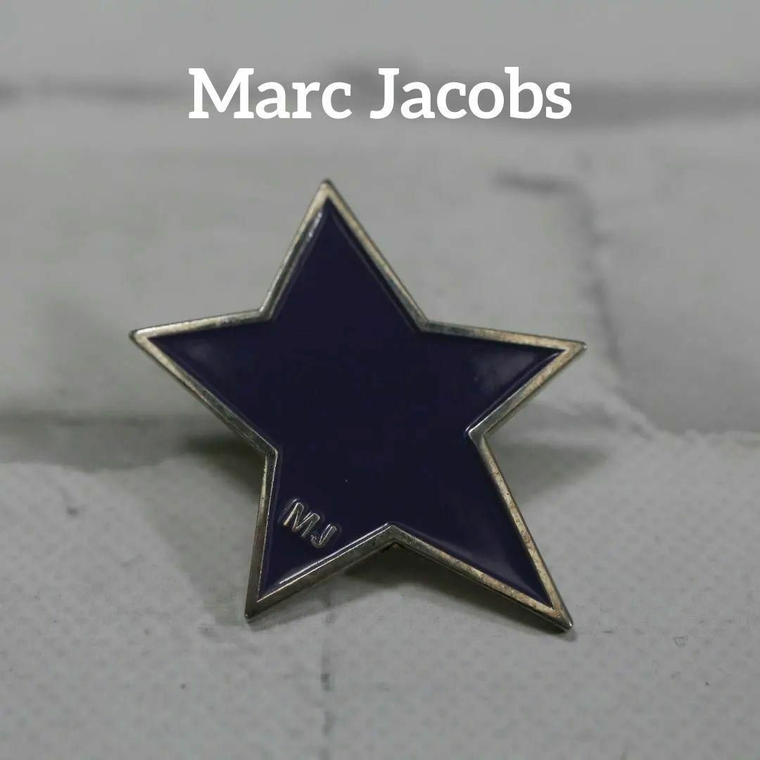 MARC JACOBS(マークジェイコブス)の【匿名配送】マーク ジェイコブス ブローチ ロゴ 星 紫 2 レディースのアクセサリー(ブローチ/コサージュ)の商品写真