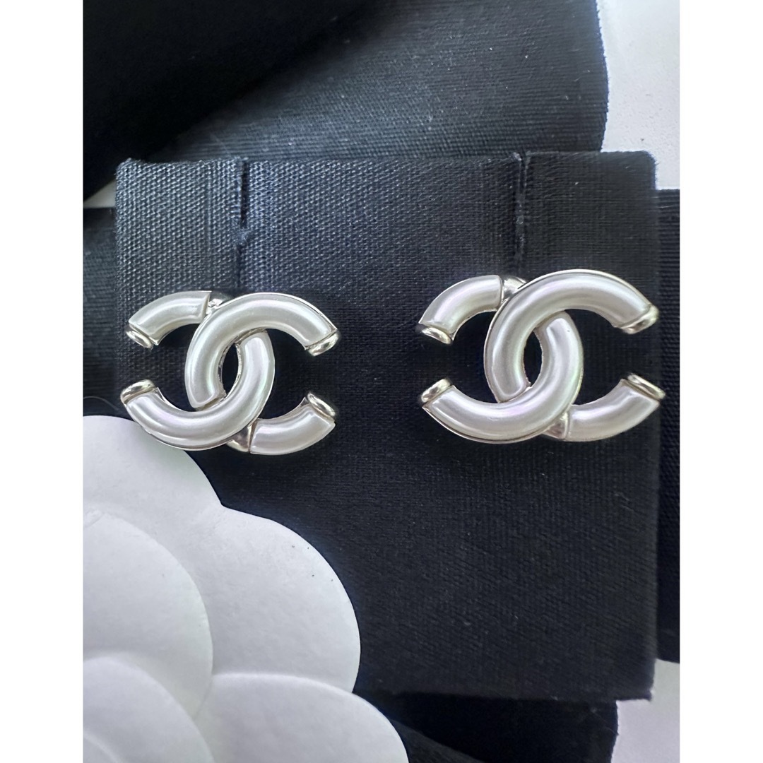CHANEL - シャネル ねじれココマークピアス 美品 ホワイトの通販 by