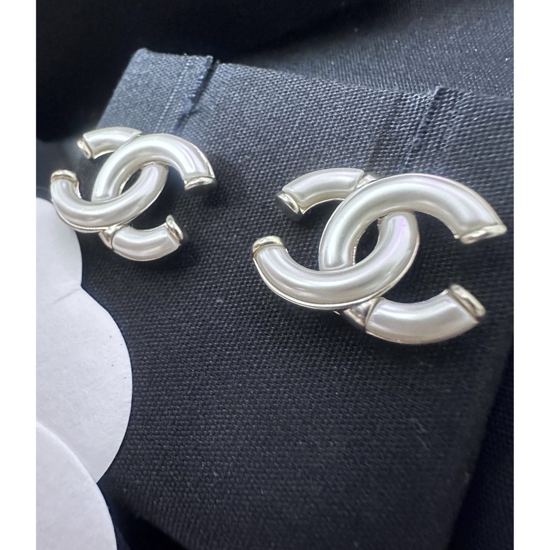CHANEL - シャネル ねじれココマークピアス 美品 ホワイトの通販 by