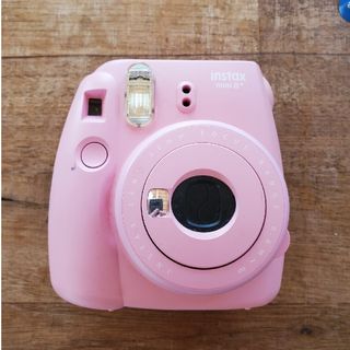 フジフイルム(富士フイルム)のチェキ instax mini8+ ストロベリー(フィルムカメラ)