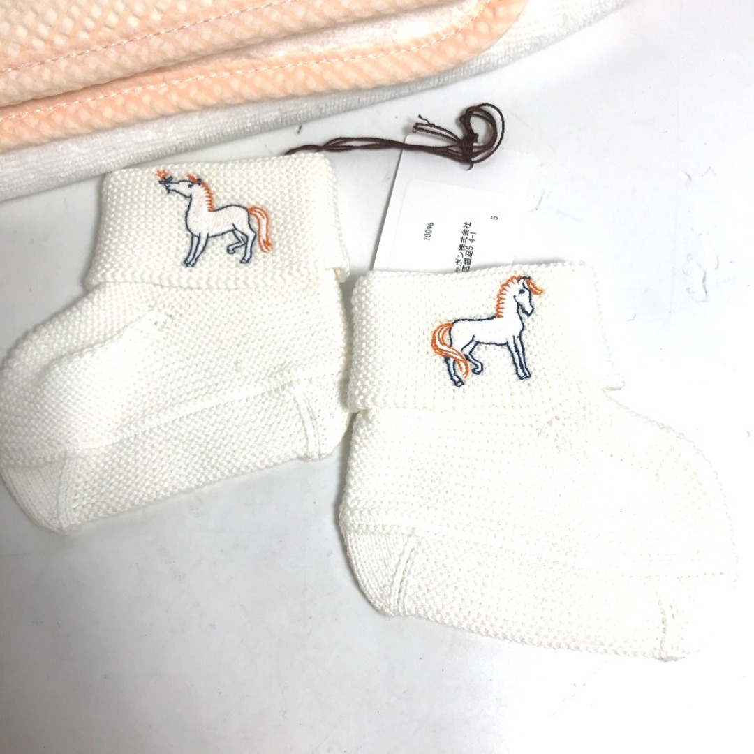 Hermes(エルメス)のエルメス HERMES バスラップ 《カブリオル》&靴下セット ベビー 赤ちゃん バスタオル ソックス  タオル コットン ピンク 未使用 インテリア/住まい/日用品の日用品/生活雑貨/旅行(タオル/バス用品)の商品写真