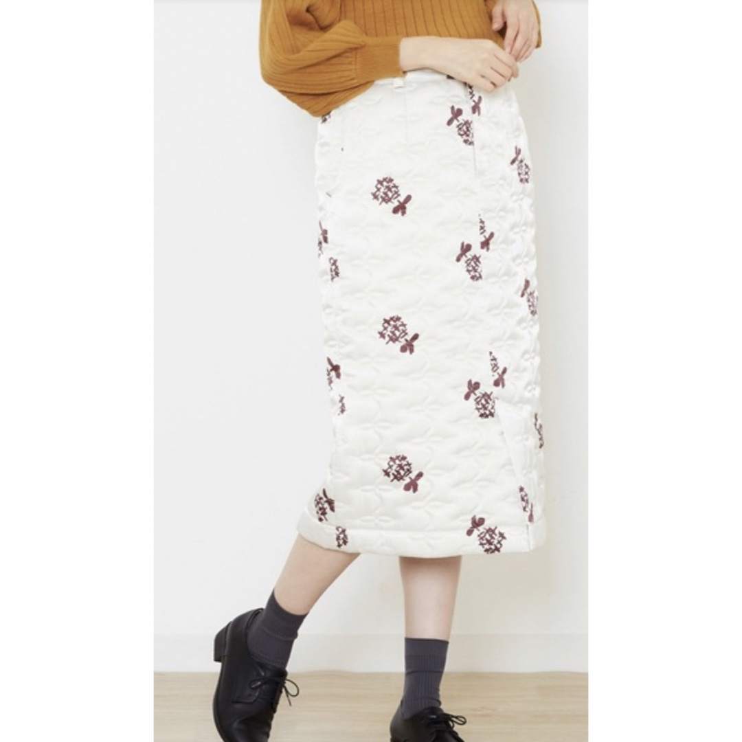 POU DOU DOU(プードゥドゥ)のプードゥドゥ 花柄 ホワイト キルティングスカート ミモレ丈 新品未使用 冬支度 レディースのスカート(ロングスカート)の商品写真
