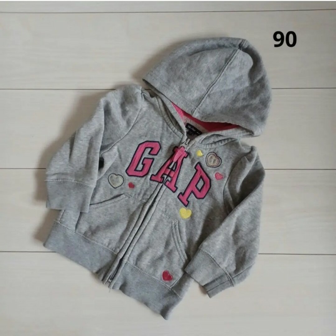 babyGAP(ベビーギャップ)のbaby  GAP　ヘビーギャップ　ハート刺繍　パーカー　90 キッズ/ベビー/マタニティのキッズ服女の子用(90cm~)(ジャケット/上着)の商品写真