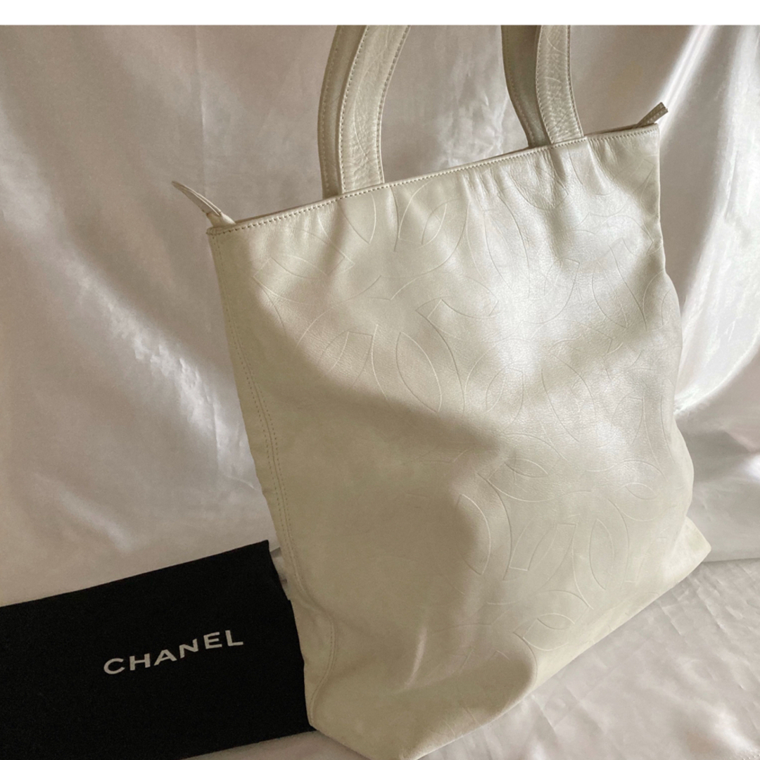 CHANEL シャネル　型押しココ　レザー　トートバッグ　オフホワイトのサムネイル