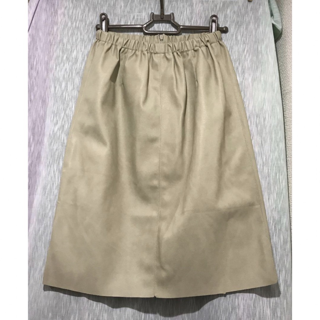 【最終価格⭐︎新品】フェイクレザー膝丈スカート　白 レディースのスカート(ひざ丈スカート)の商品写真