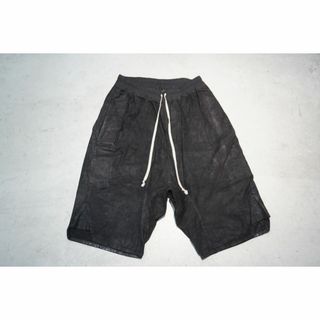 リックオウエンス(Rick Owens)の美品20AWリックオウエンス レザーサルエルハーフパンツショーツ48黒912N▲(ショートパンツ)