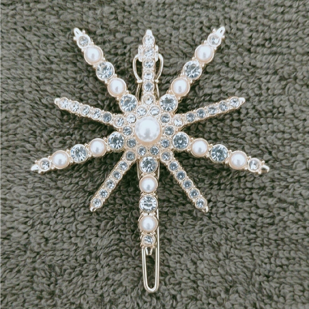 【お値下げしました⠀】ヘア 飾りピン 雪の結晶 レディースのヘアアクセサリー(ヘアピン)の商品写真