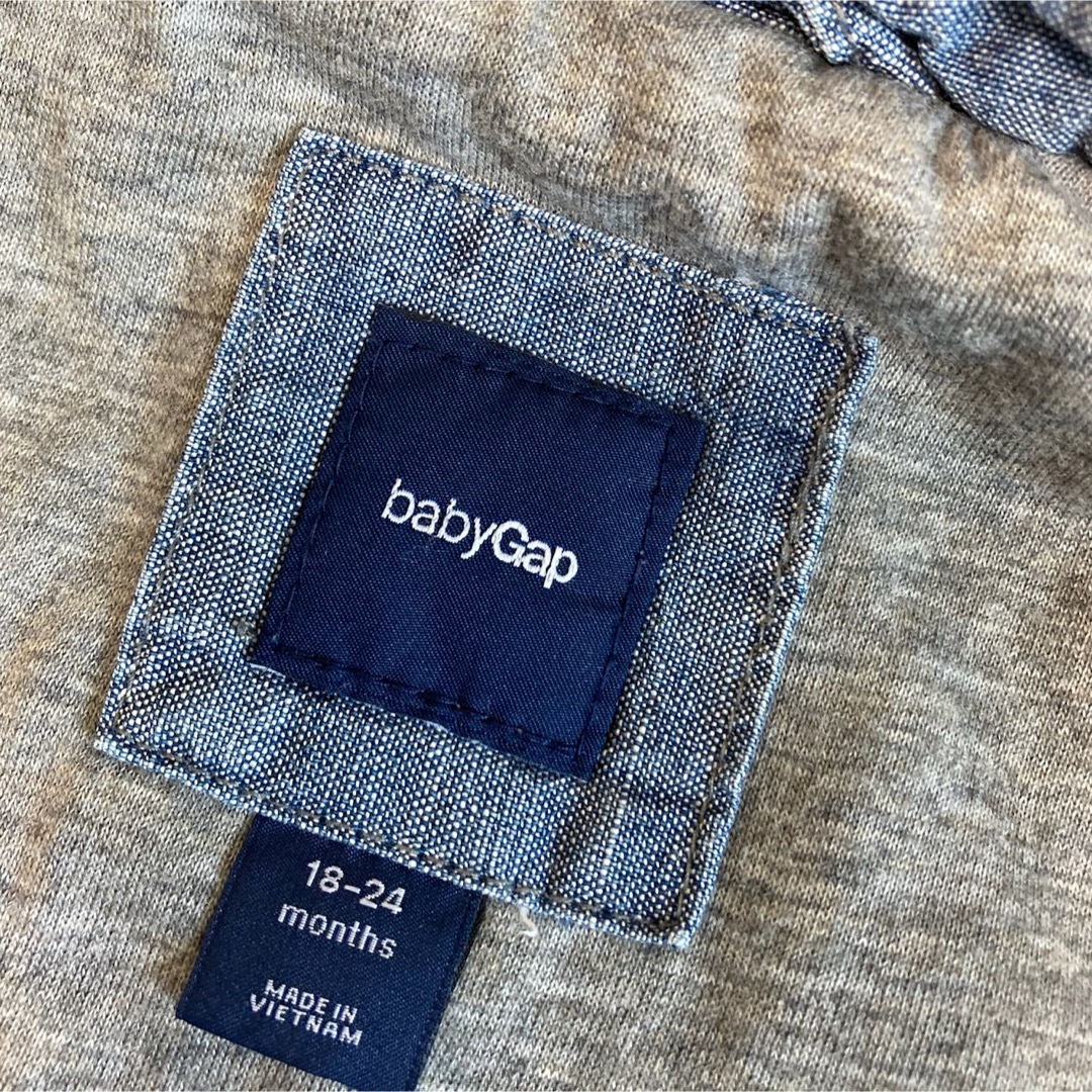 babyGAP(ベビーギャップ)のbaby GAP デニム調ベスト キッズ/ベビー/マタニティのベビー服(~85cm)(ジャケット/コート)の商品写真