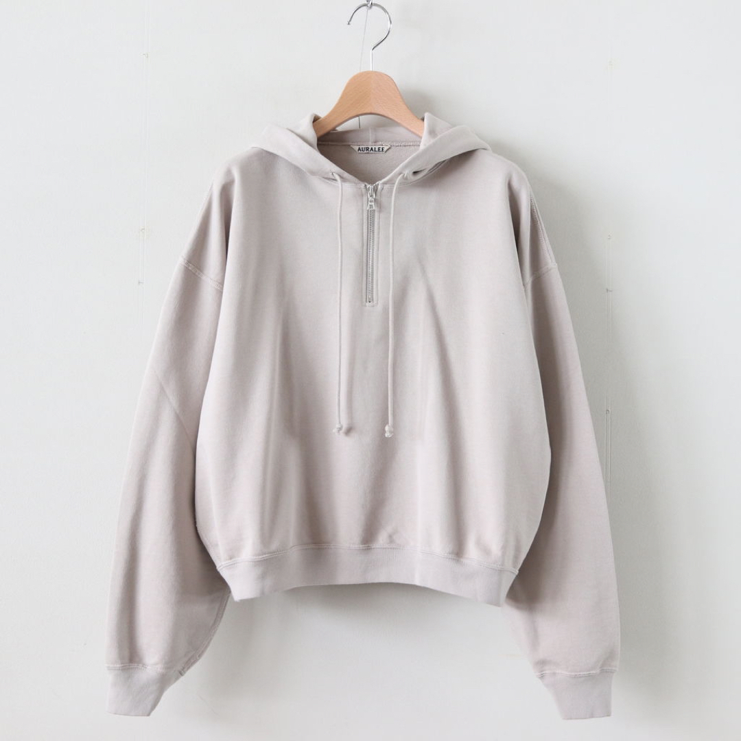 AURALEE(オーラリー)のSUPER SOFT SWEAT BIG HALF ZIP P/O PARKA レディースのトップス(パーカー)の商品写真