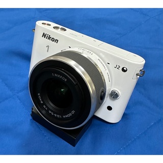 ニコン(Nikon)の【中古】ミラーレスカメラ　Nikon 1 J2　白　標準ズームレンズ(ミラーレス一眼)