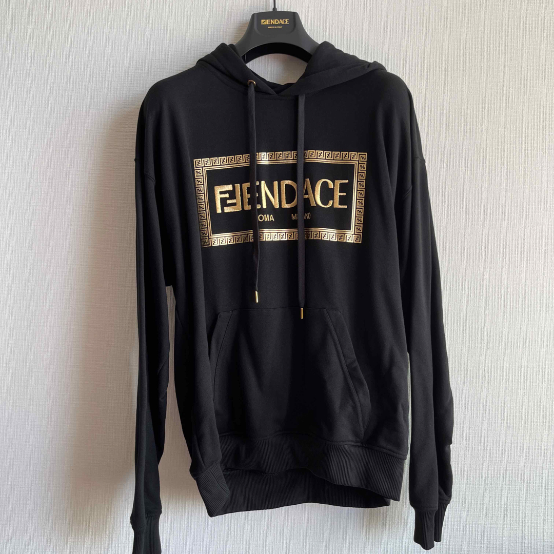 フェンダーチェ　FENDACE パーカー