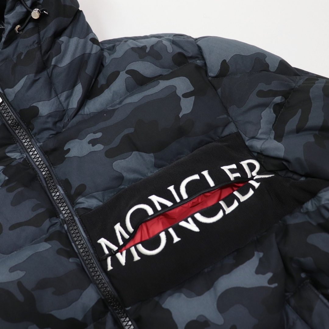 MONCLER(モンクレール)の美品 モンクレール アイトン カモフラ ダウンジャケット メンズ グレー ネイビー系 1 迷彩 総柄 ロゴ刺繍 コットン 18年 AITON MONCLER メンズのジャケット/アウター(ダウンジャケット)の商品写真