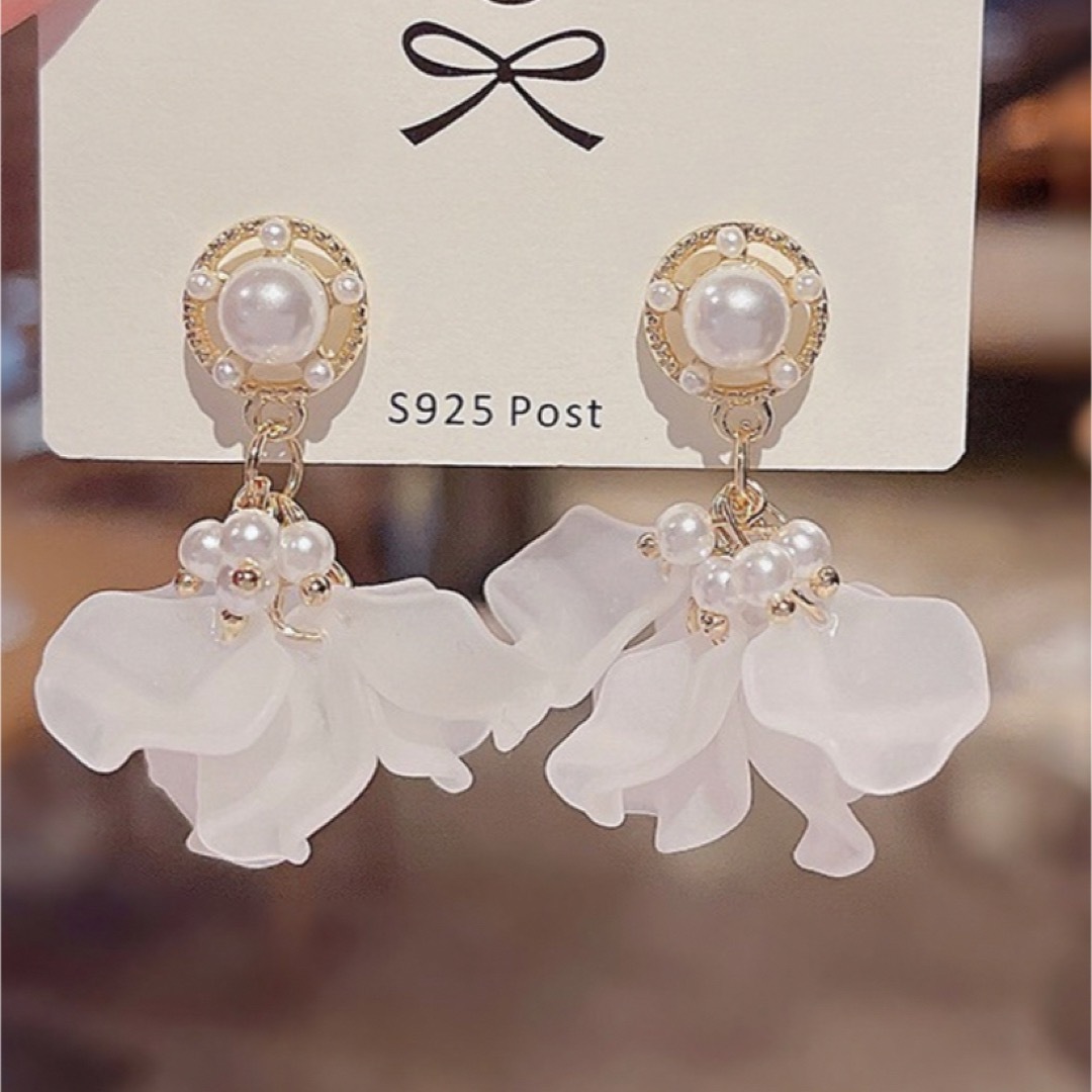 【新品❗️セール中❗️】花びらピアス　結婚式　前撮り　大ぶり　ゴールド レディースのアクセサリー(ピアス)の商品写真