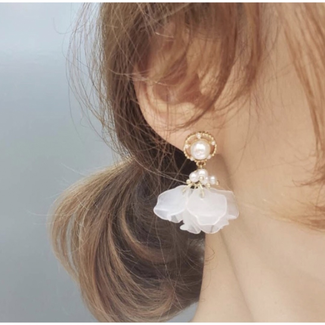 【新品❗️セール中❗️】花びらピアス　結婚式　前撮り　大ぶり　ゴールド レディースのアクセサリー(ピアス)の商品写真