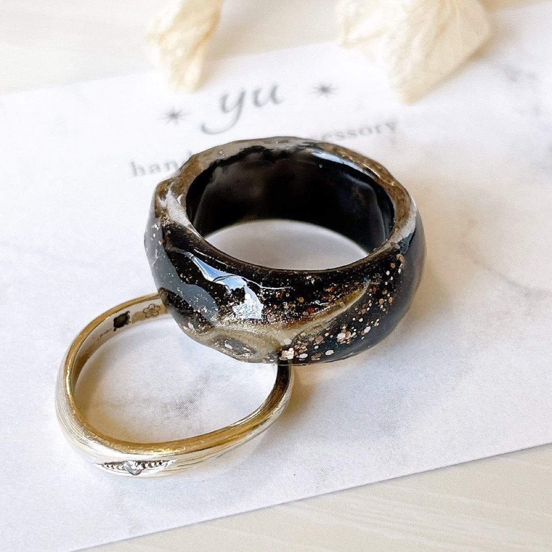 レジンリング　指輪　リング　ニュアンス　ブラック　大人可愛い　金アレ対応　13号 ハンドメイドのアクセサリー(リング)の商品写真
