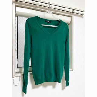 ユニクロ(UNIQLO)のカシミヤ 100% ユニクロ　Ｖネック　ニット　グリーン　xs 長袖　セーター(ニット/セーター)