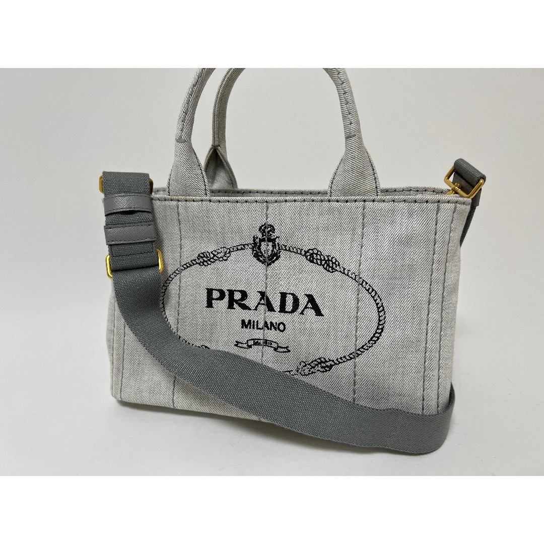 ちょうど良いおサイズですPRADA プラダのバッグ カナパ ショルダー