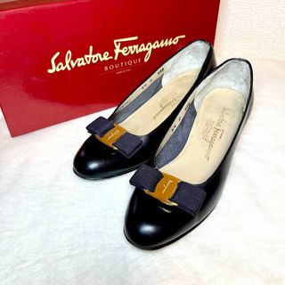 サルヴァトーレフェラガモ(Salvatore Ferragamo)のサルヴァトーレフェラガモ パンプス 　ヴァラ 革　ブラック22.5cm(ハイヒール/パンプス)