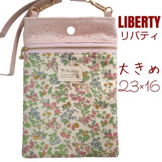 リバティ(LIBERTY.)のリバティ イチゴ 花柄 × レース風ピンク生地 スマホ ショルダーバッグ(バッグ)