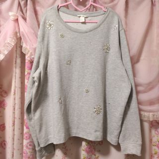 エイチアンドエム(H&M)のお値下げ XLサイズ H＆M お花の形をしたビジューが大人かわいい長袖カットソー(カットソー(長袖/七分))