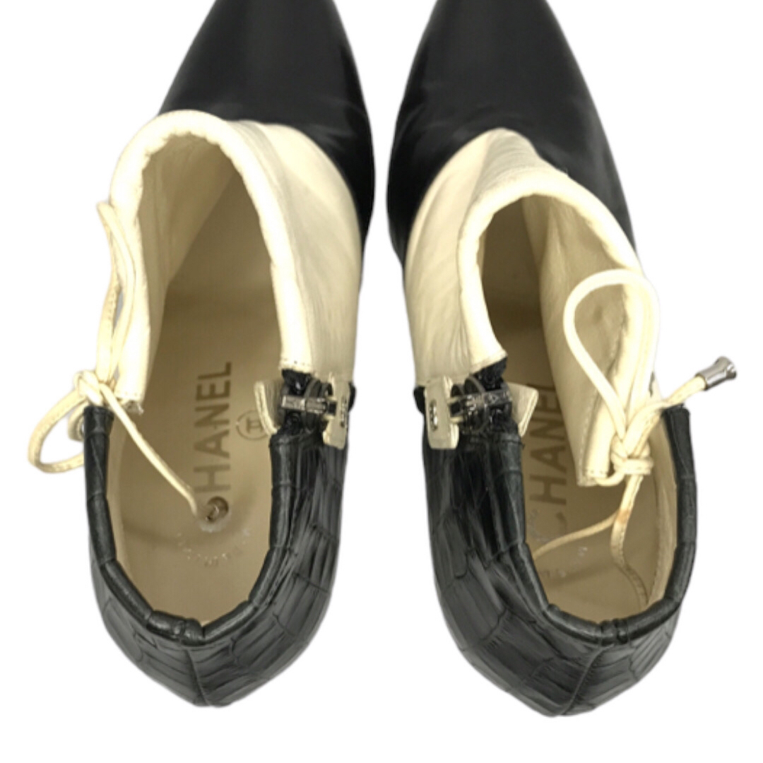 CHANEL(シャネル)の【美品】CHANEL バイカラー　ブーツ ブーティ レザー パンプス ヒール  レディースの靴/シューズ(ブーツ)の商品写真