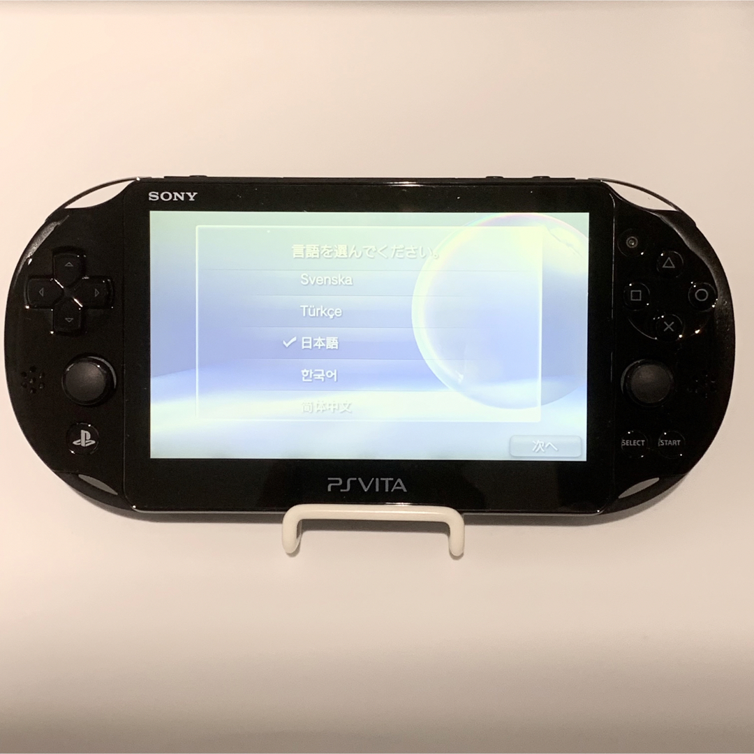 PlayStation Vita(プレイステーションヴィータ)の【完品・液晶美品】PSVita PCH-2000 ブラック 本体 動作品 エンタメ/ホビーのゲームソフト/ゲーム機本体(携帯用ゲーム機本体)の商品写真